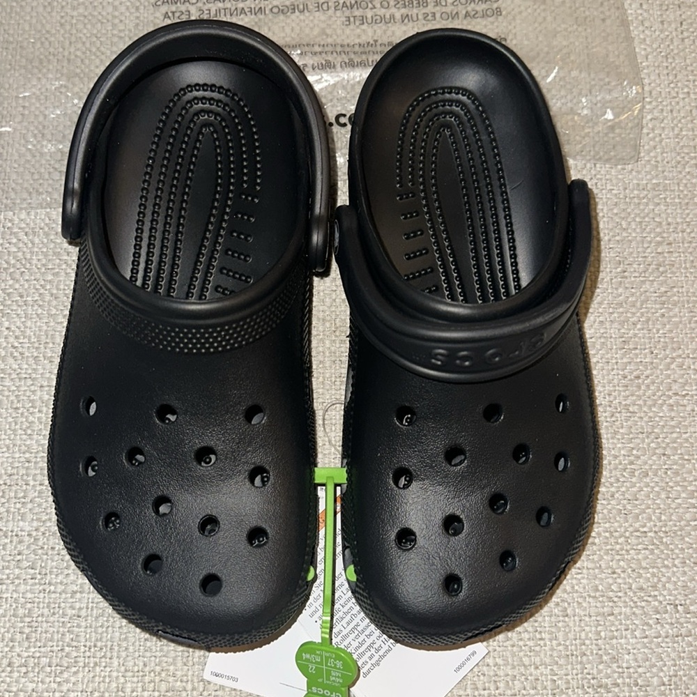 Crocs Unisex-Adult Classic Clogs, Black, women’s size 6 - Picture 4 of 10